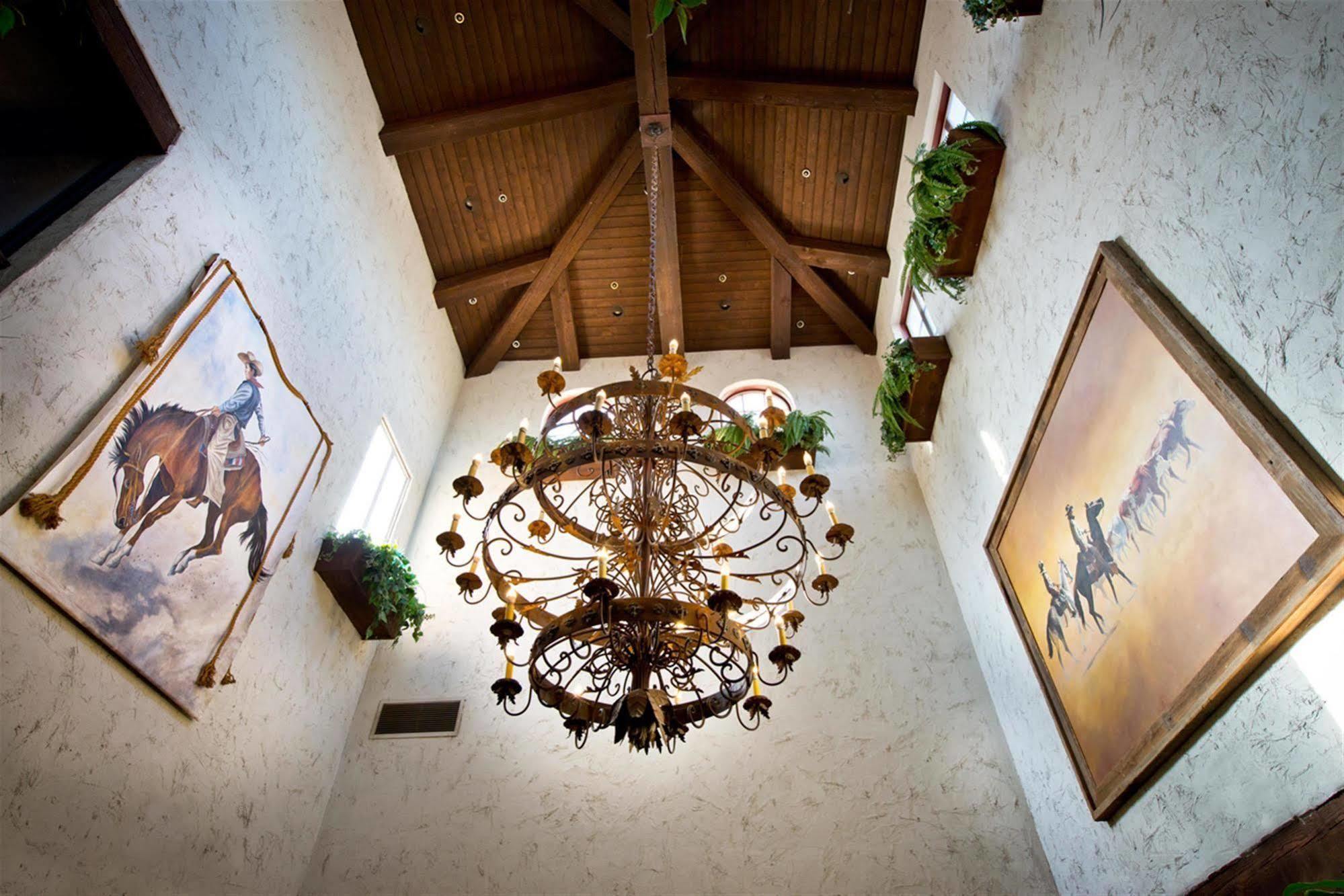Harris Ranch Inn And Restaurant Huron Экстерьер фото
