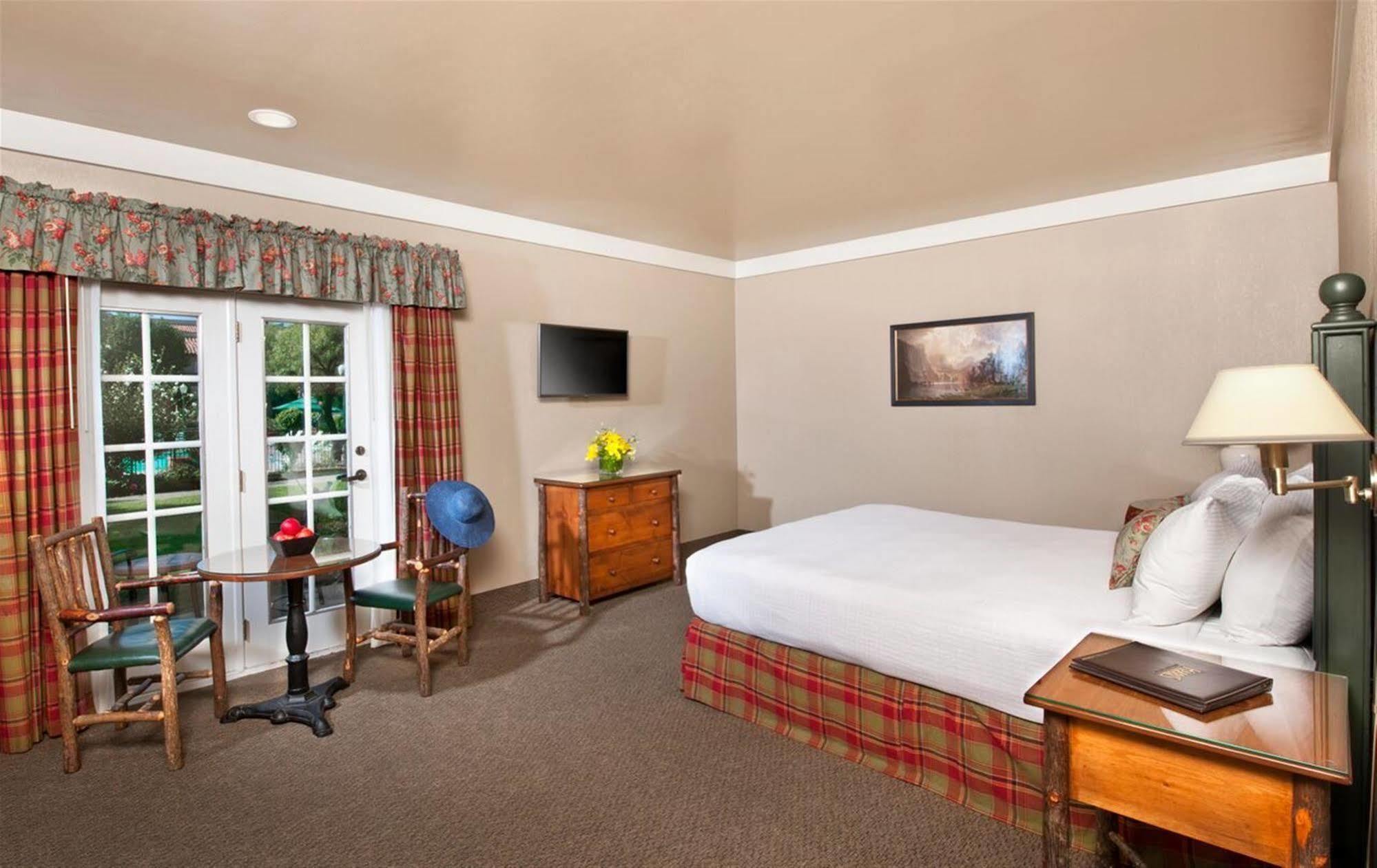 Harris Ranch Inn And Restaurant Huron Экстерьер фото