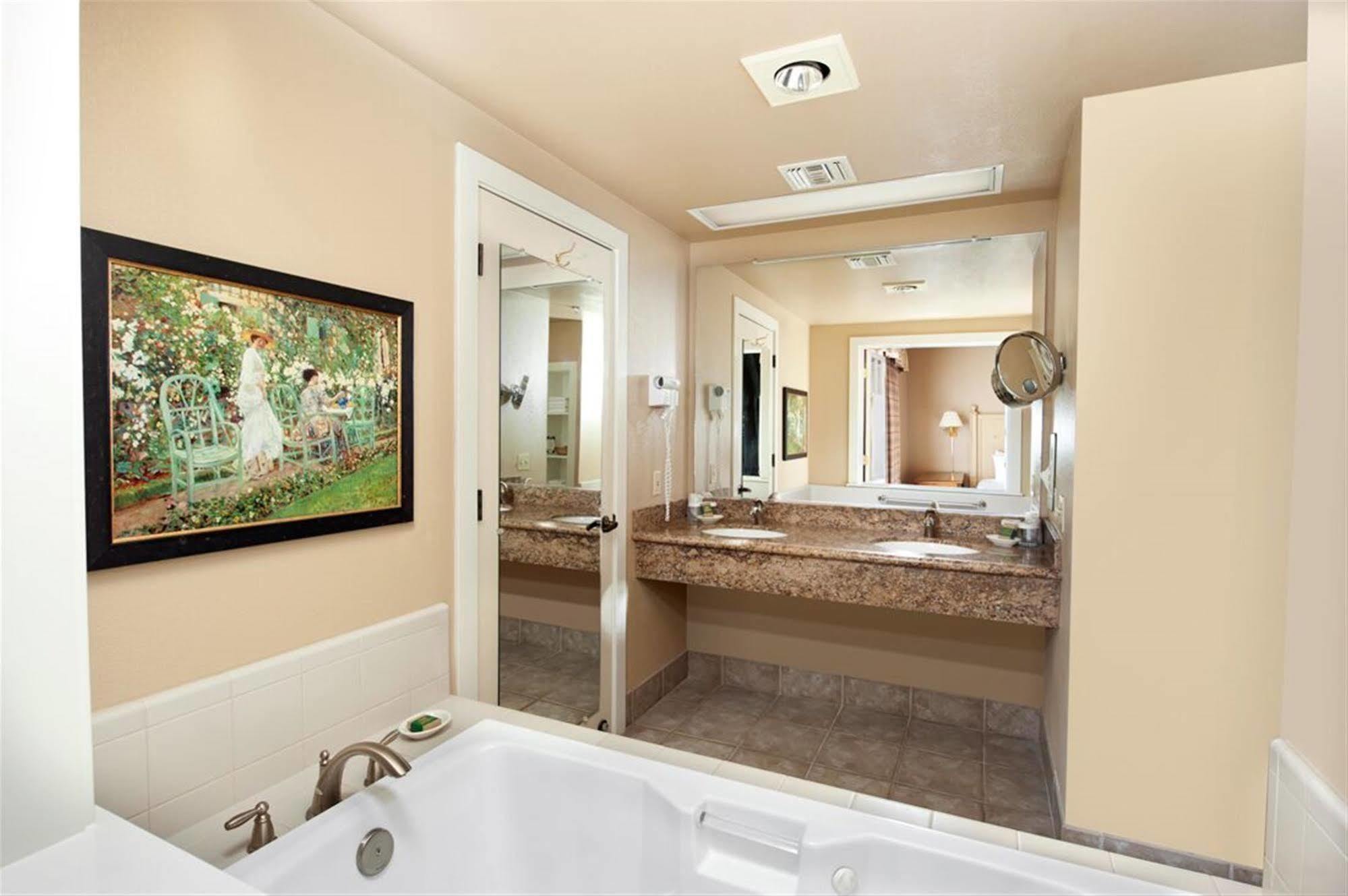 Harris Ranch Inn And Restaurant Huron Экстерьер фото