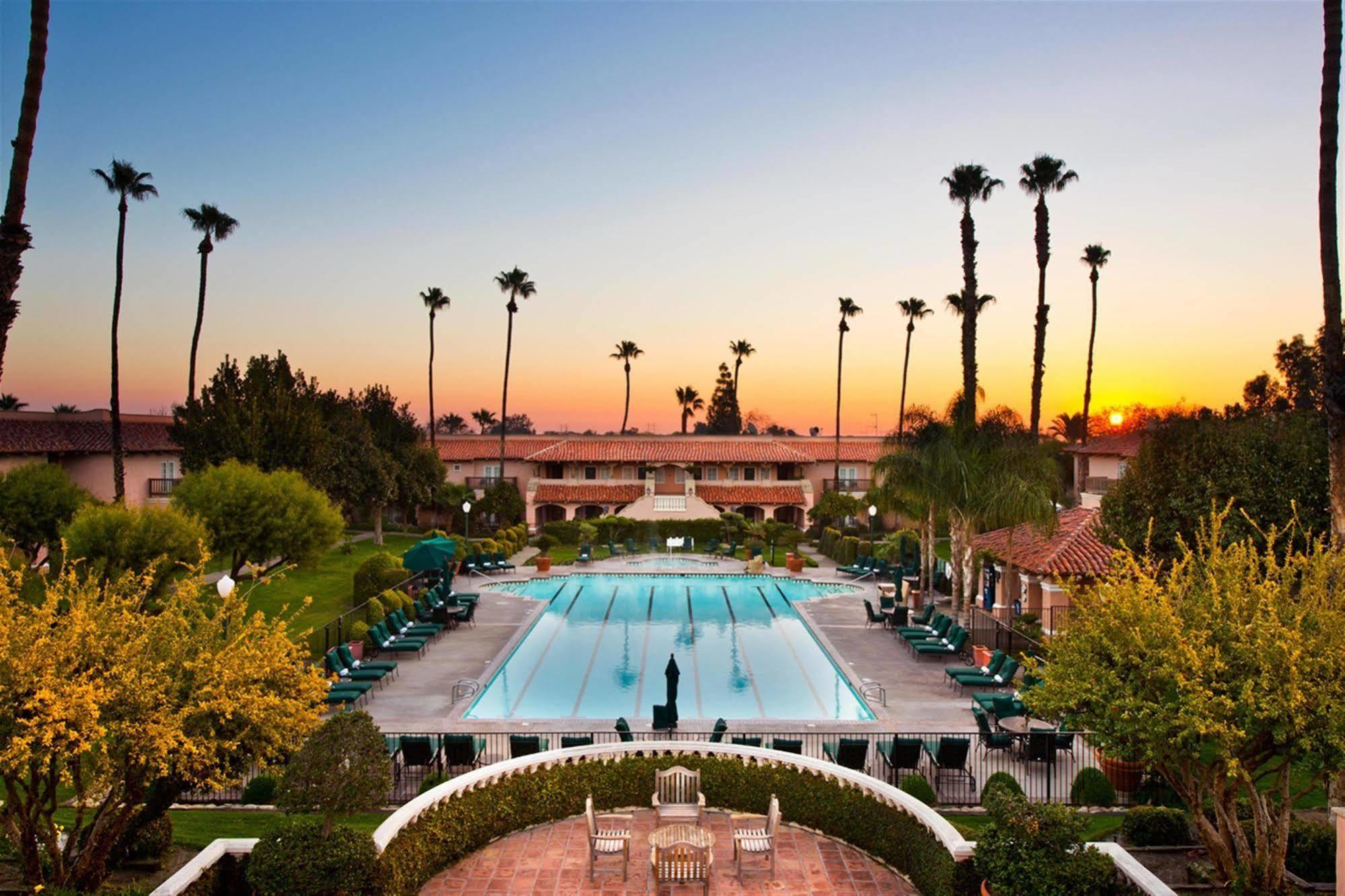 Harris Ranch Inn And Restaurant Huron Экстерьер фото