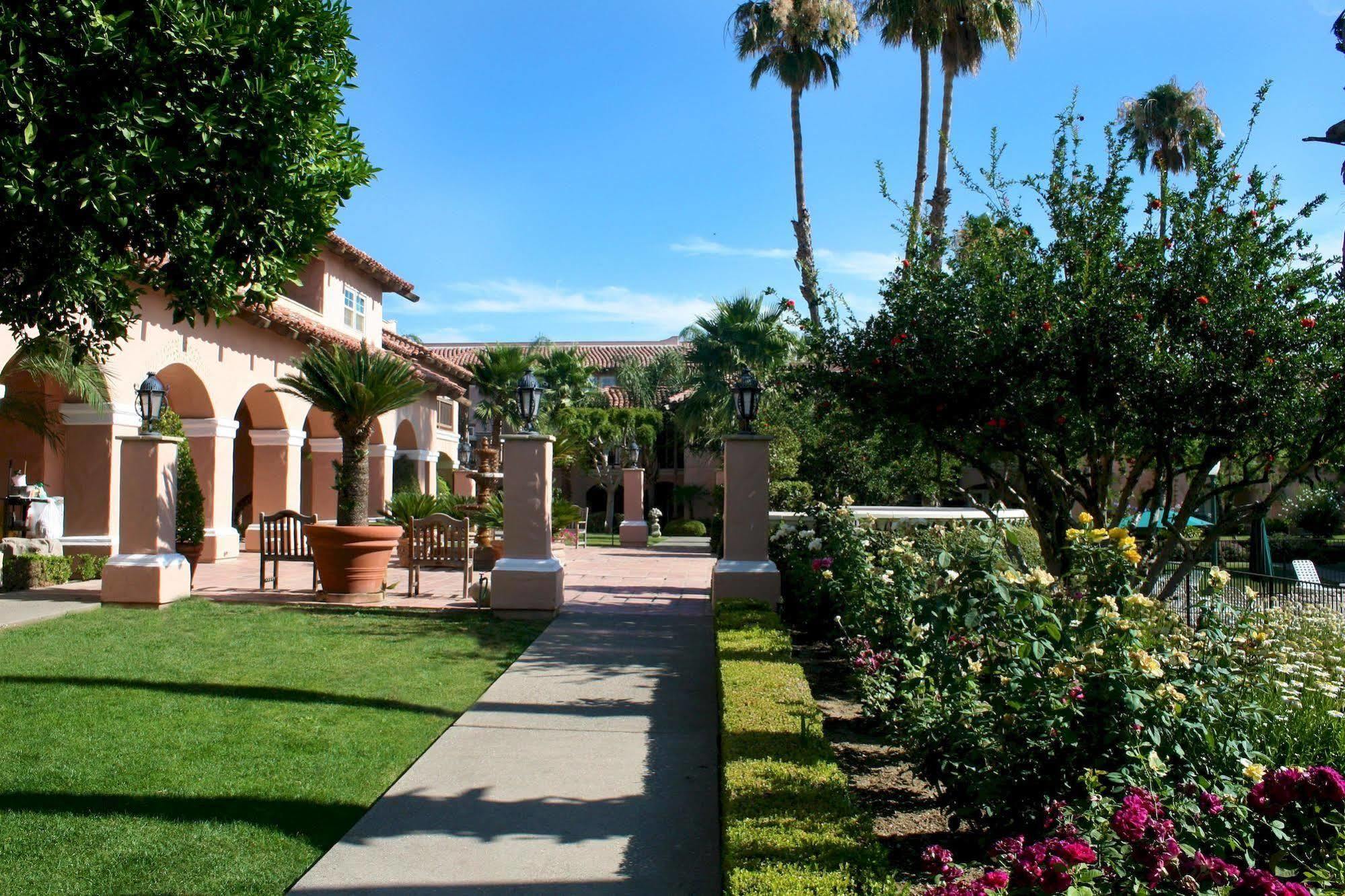Harris Ranch Inn And Restaurant Huron Экстерьер фото
