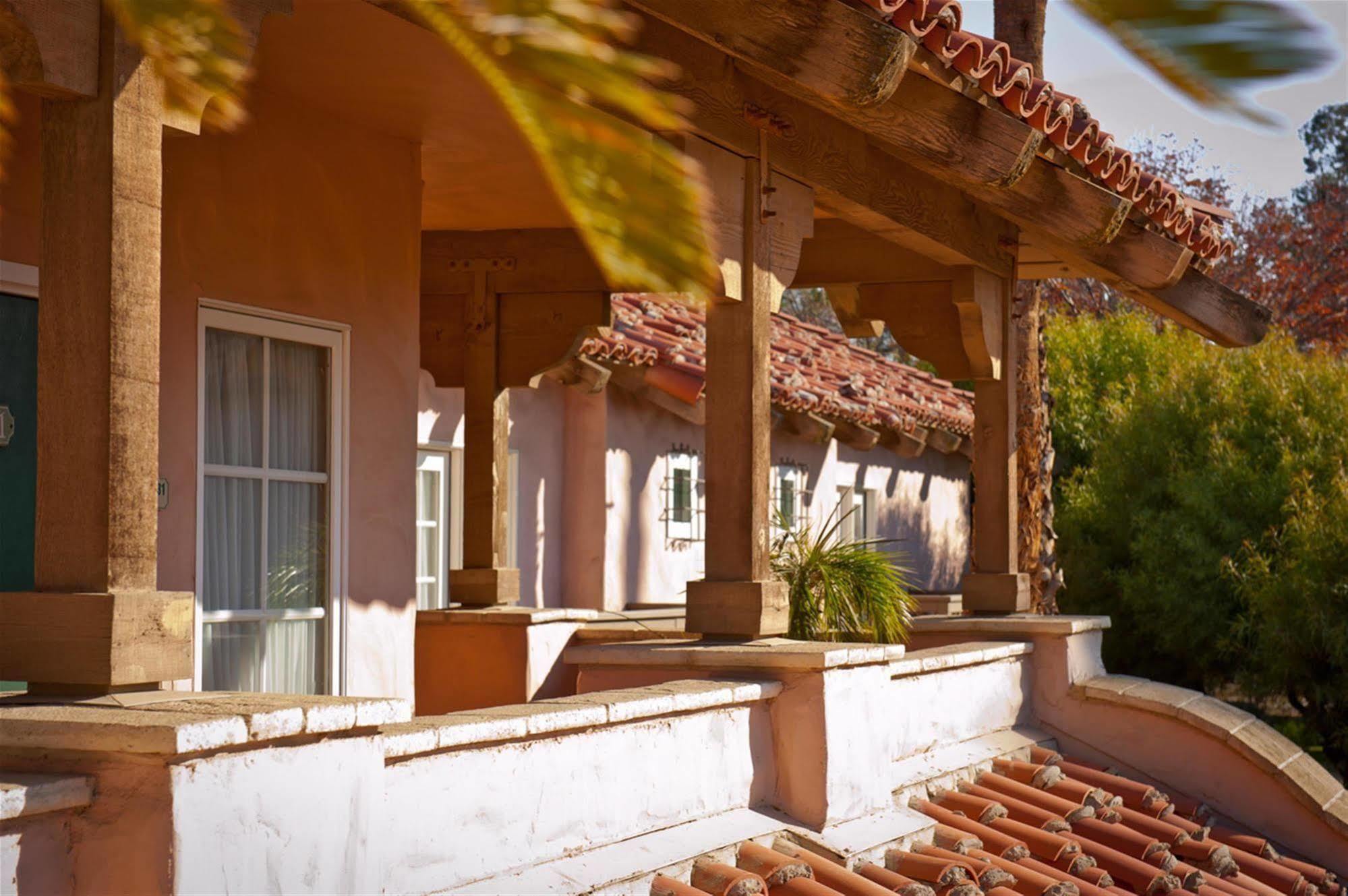 Harris Ranch Inn And Restaurant Huron Экстерьер фото